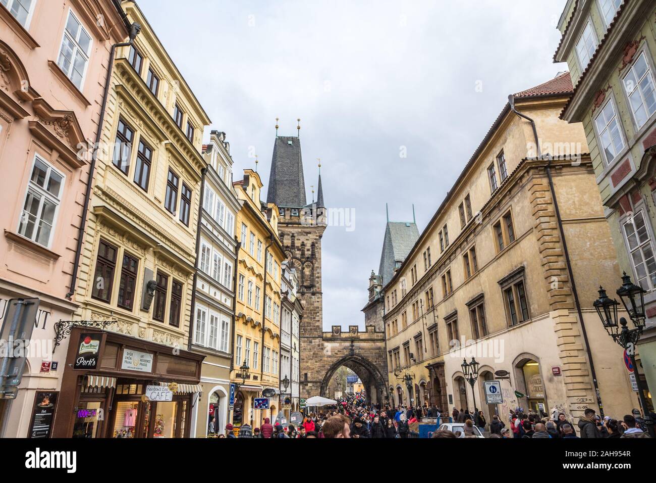 PRAGUE, RÉPUBLIQUE TCHÈQUE - 2 novembre, 2019 : tour du pont de la vieille ville de Pont Charles, également appelé mostecka malostranska vez à Prague, République tchèque, surro Banque D'Images