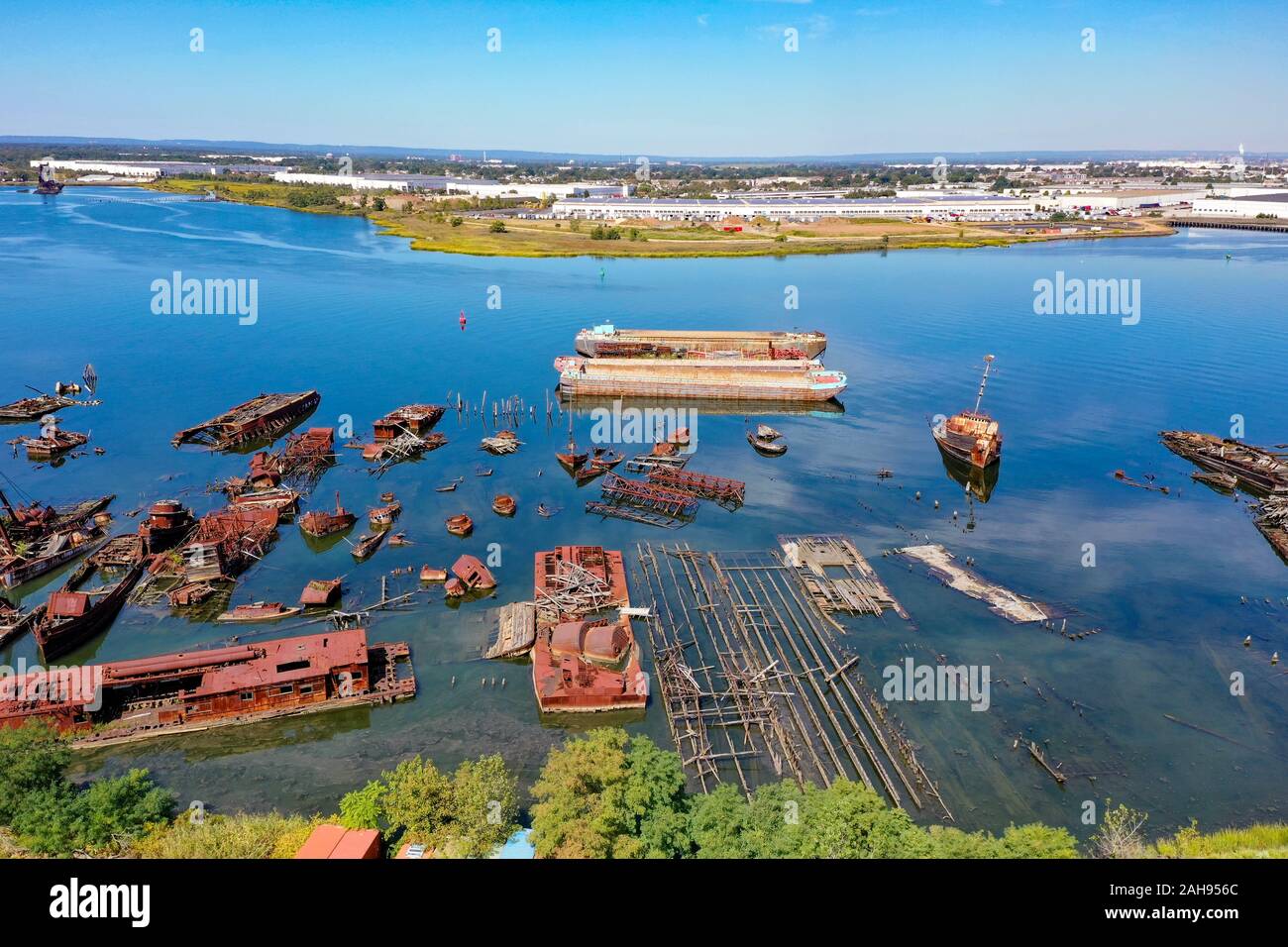 Une vue aérienne de au-dessus de bateaux abandonnés à l'Arthur Kill Voile cimetière à Staten Island, New York. Banque D'Images