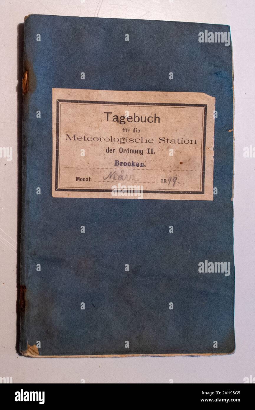 19 décembre 2019, la Saxe-Anhalt, Wernigerode 'cours : de la station météorologique de l'ordre II Brocken mois Mars 1899' est écrit sur un livre du Service météorologique allemand (DWD) sur le Brocken. Pour 180 ans le Brocken était un milieu extrême pour la météo d'observateurs. À compter du 1er janvier 2020, la technologie de mesure automatique prendra la relève. Comme sur d'autres sommets tels que la Zugspitze et le Fichtelberg, le Service météorologique allemand est aujourd'hui l'arrêt du travail des observateurs météorologiques sur le plus haut sommet du Harz. L'année prochaine, seule la radioactivité est mesurée manuellement. (Pour "le dernier des observateurs météorologiques quitter le Broc Banque D'Images