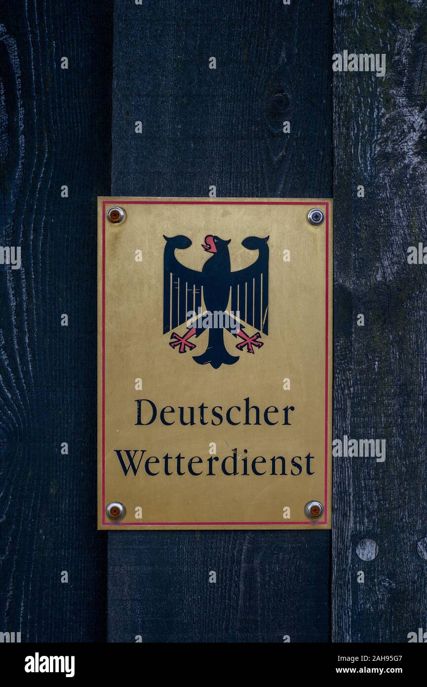 19 décembre 2019, la Saxe-Anhalt, Wernigerode : 'Deutscher Wetterdienst' est écrit sur le Brocken sur un signe de service à l'immeuble de la Deutscher Wetterdienst (DWD). Pour 180 ans le Brocken était un milieu extrême pour la météo d'observateurs. À compter du 1er janvier 2020, la technologie de mesure automatique prendra la relève. Comme sur d'autres sommets tels que la Zugspitze et le Fichtelberg, le Service météorologique allemand est aujourd'hui l'arrêt du travail des observateurs météorologiques sur le plus haut sommet du Harz. L'année prochaine, seule la radioactivité est mesurée manuellement. (Pour "le dernier des observateurs météorologiques quitter le Brocken, à la fin de l'année Banque D'Images