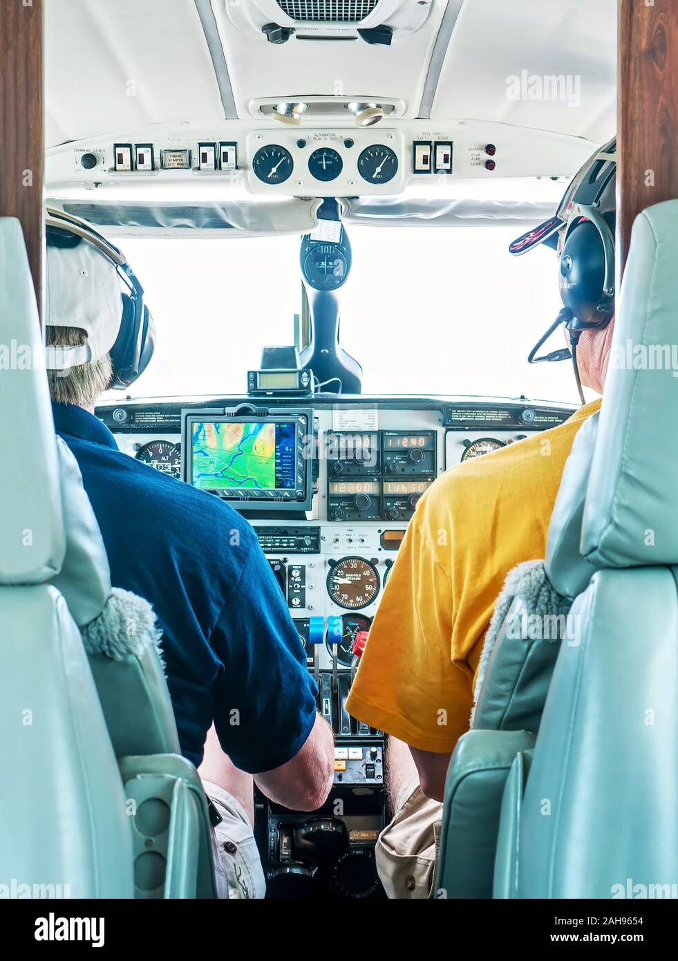 Vancouver, Canada - le 2 juillet 2011. Un pilote et son passager dans le cockpit d'un bimoteur Piper Navajo, tandis que l'avion dans l'air. Banque D'Images
