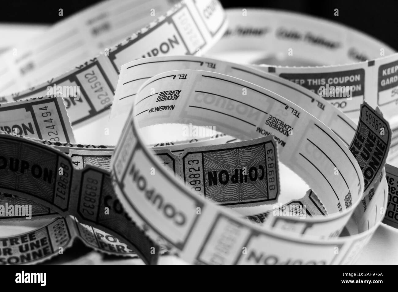 Photo en noir et blanc des billets de tombola non roulés Banque D'Images