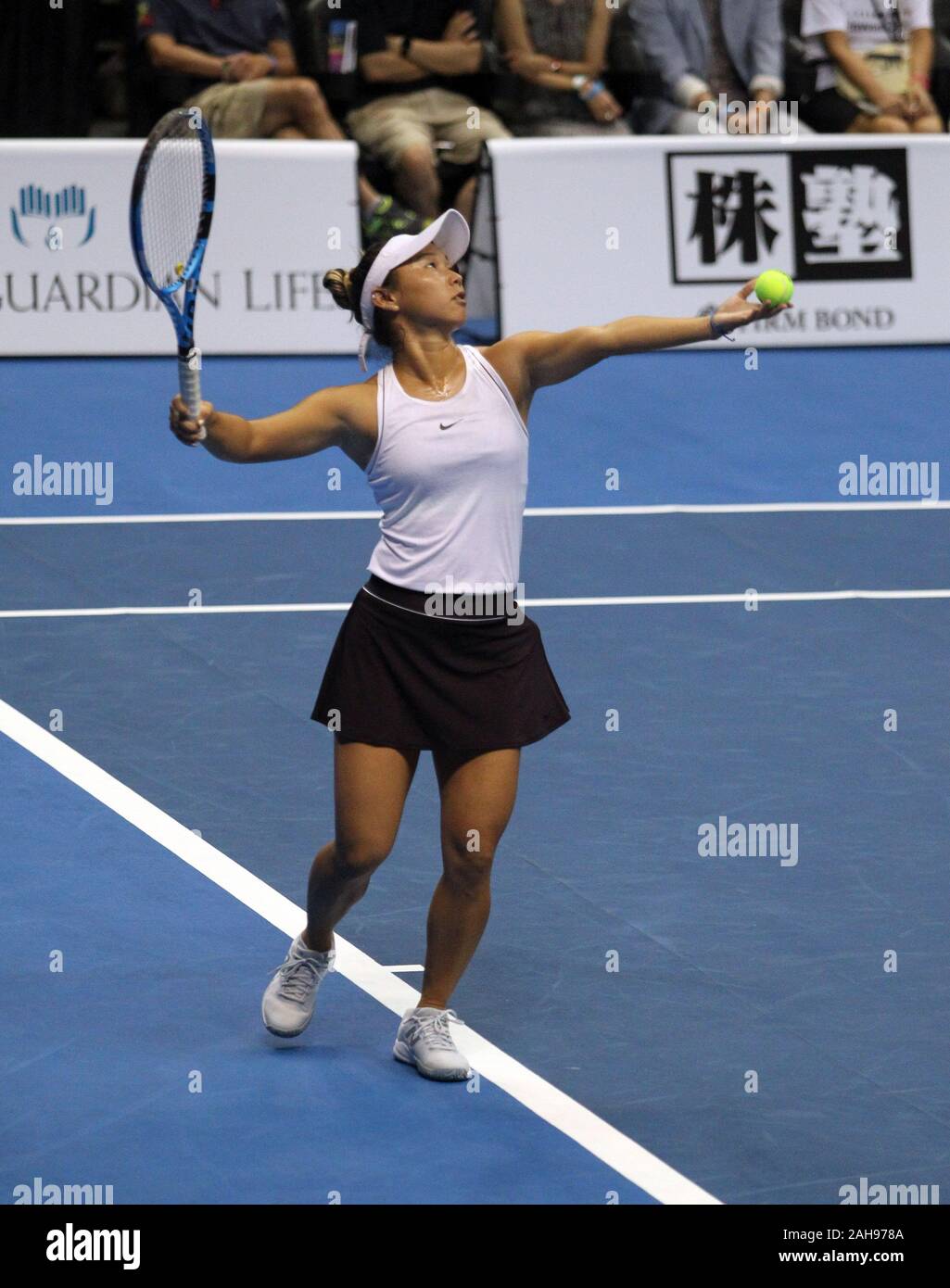 Honolulu, Hawaii, USA. Dec 26, 2019. 26 décembre 2019 - Alyssa Tobita sert au cours de l'Utah Open Invitational Tournament match entre Yanina Wickmayer classé 152e (Belgique) et non classé produit local Alyssa Tobita (USA) de Mililani et Université de l'Oregon à l'alun Stan Sheriff Center à Honolulu, HI - Michael Sullivan/CSM. Credit : Cal Sport Media/Alamy Live News Banque D'Images