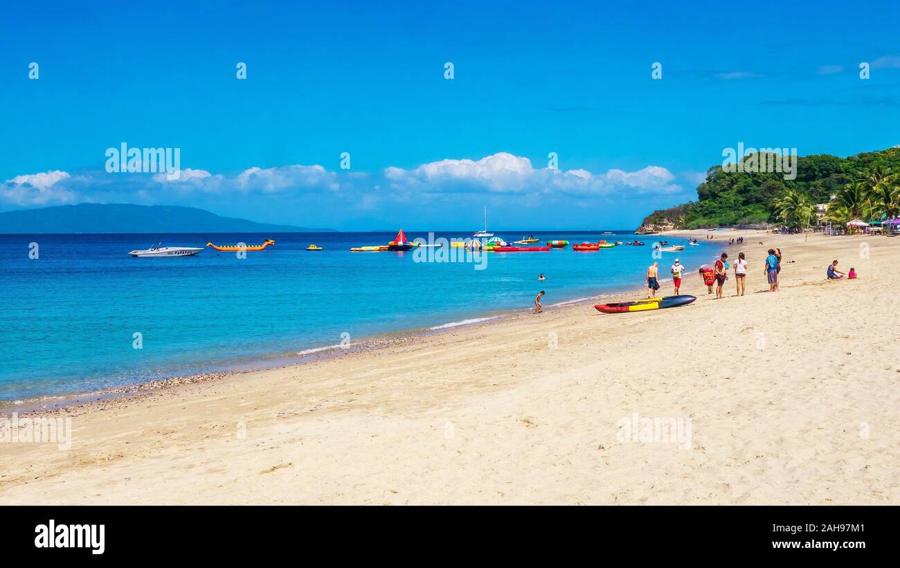 Puerto Galera, Philippines - Le 26 novembre 2018. La célèbre et magnifique plage de sable blanc, avec sable fin et blanc, bleu, l'eau et peu de touristes. Banque D'Images
