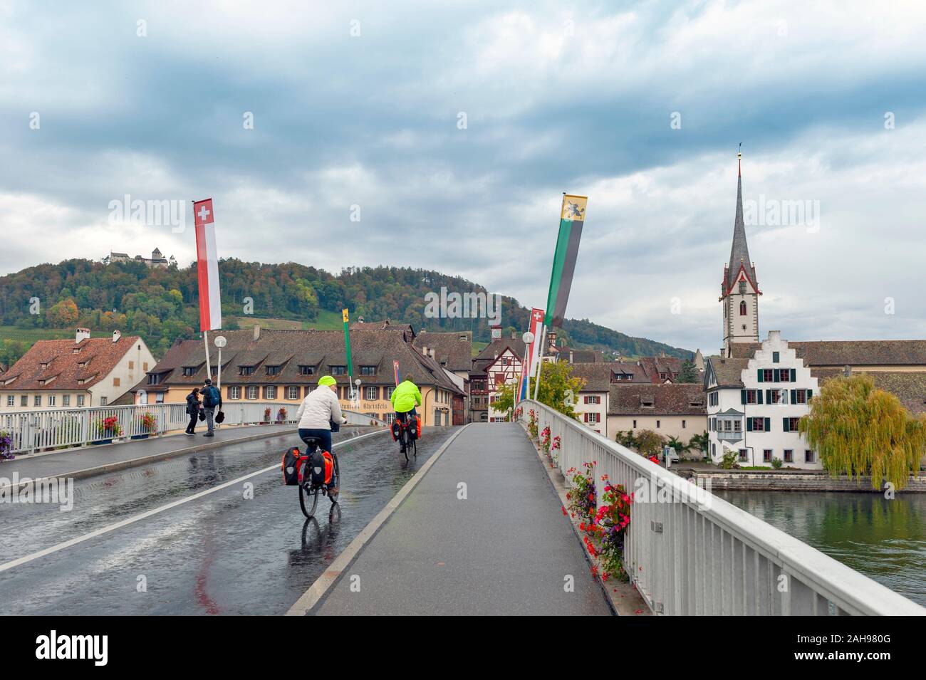 Stein am Rhein, Suisse - Octobre 2019 : Les cyclistes sur le pont de la rivière du Rhin à Stein am Rhein, vieille ville sur les rives du Rhin à Schaffhouse, Suisse Banque D'Images