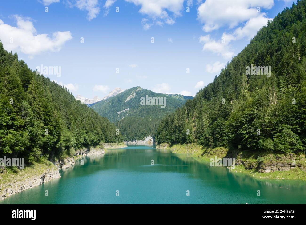 Val Noana lac artificiel, Mezzano, Italie. Paysage de montagne. Lac de l'eau verte Banque D'Images