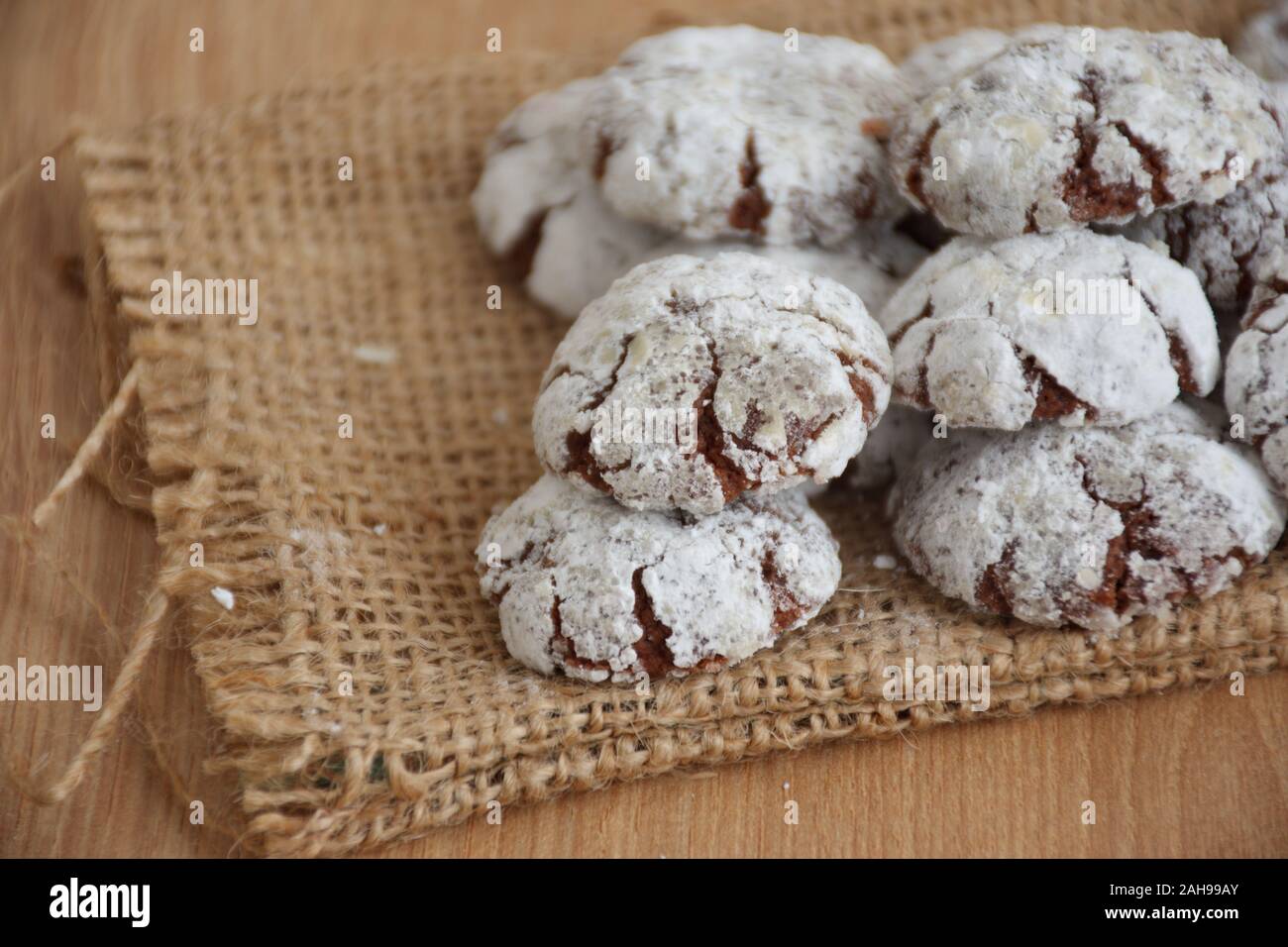 Gros plan du biscuit chocolat cookies sur table en bois Banque D'Images
