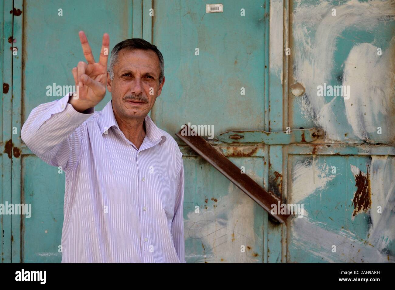 Médecin palestinien Hashem Azzeh dans la rue Shuhada, al-Khalīl, Palestine Banque D'Images