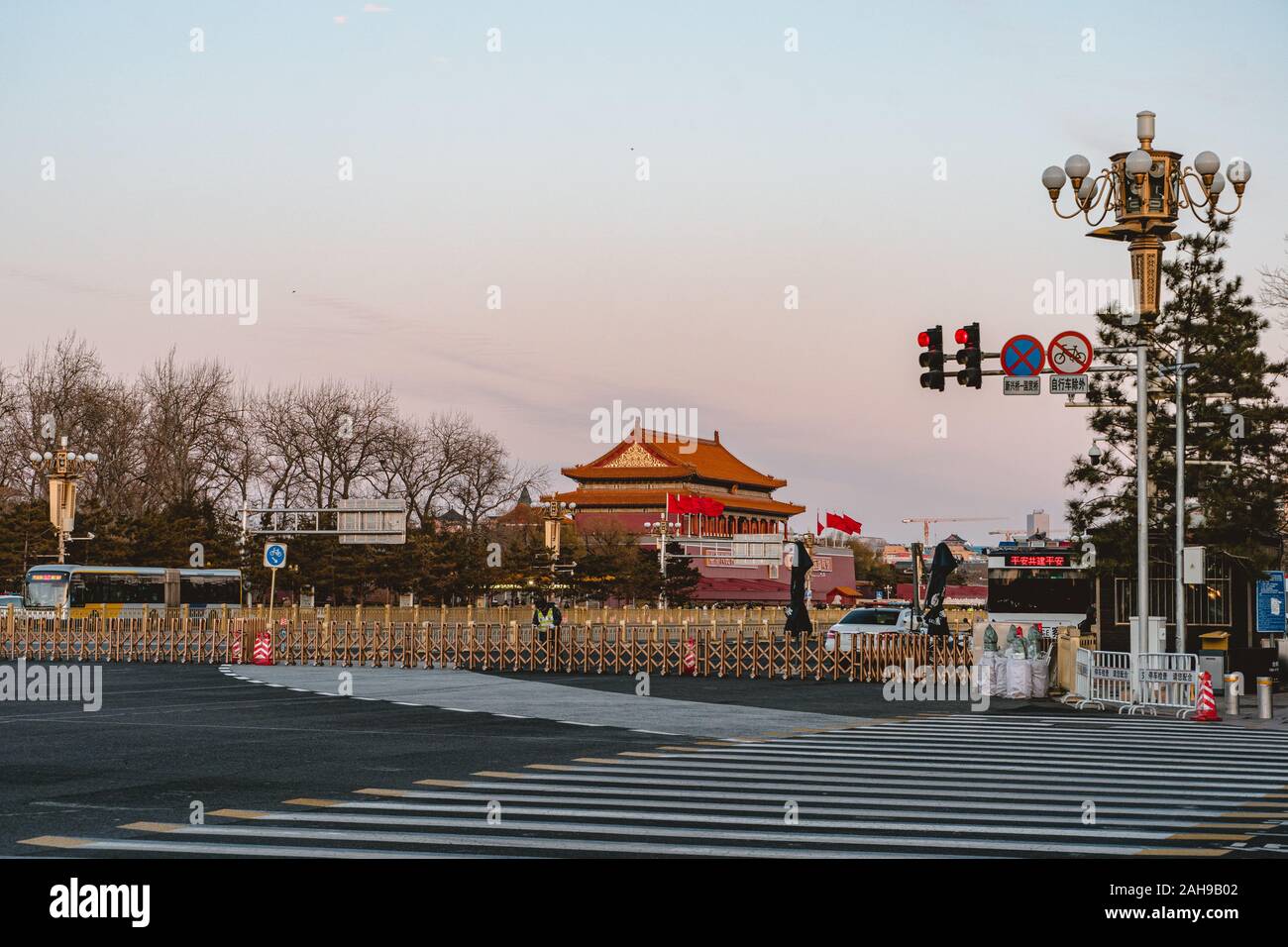 Un coucher de soleil vu de la Place Tian An'men, le cœur de Pékin Banque D'Images