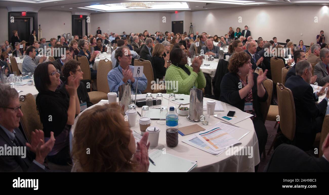 Les participants ont applaudis à l'Agriculture Tom Vilsack, secrétaire de l'allocution, à la création de richesses et les moyens de subsistance en milieu rural conférence nationale pour les praticiens, les chercheurs et les décideurs, tenue à l'hôtel de Dupont, Washington DC, le lundi 3 octobre 2011. En partenariat avec l'USDA La Fondation Ford pour parrainer la conférence. Banque D'Images