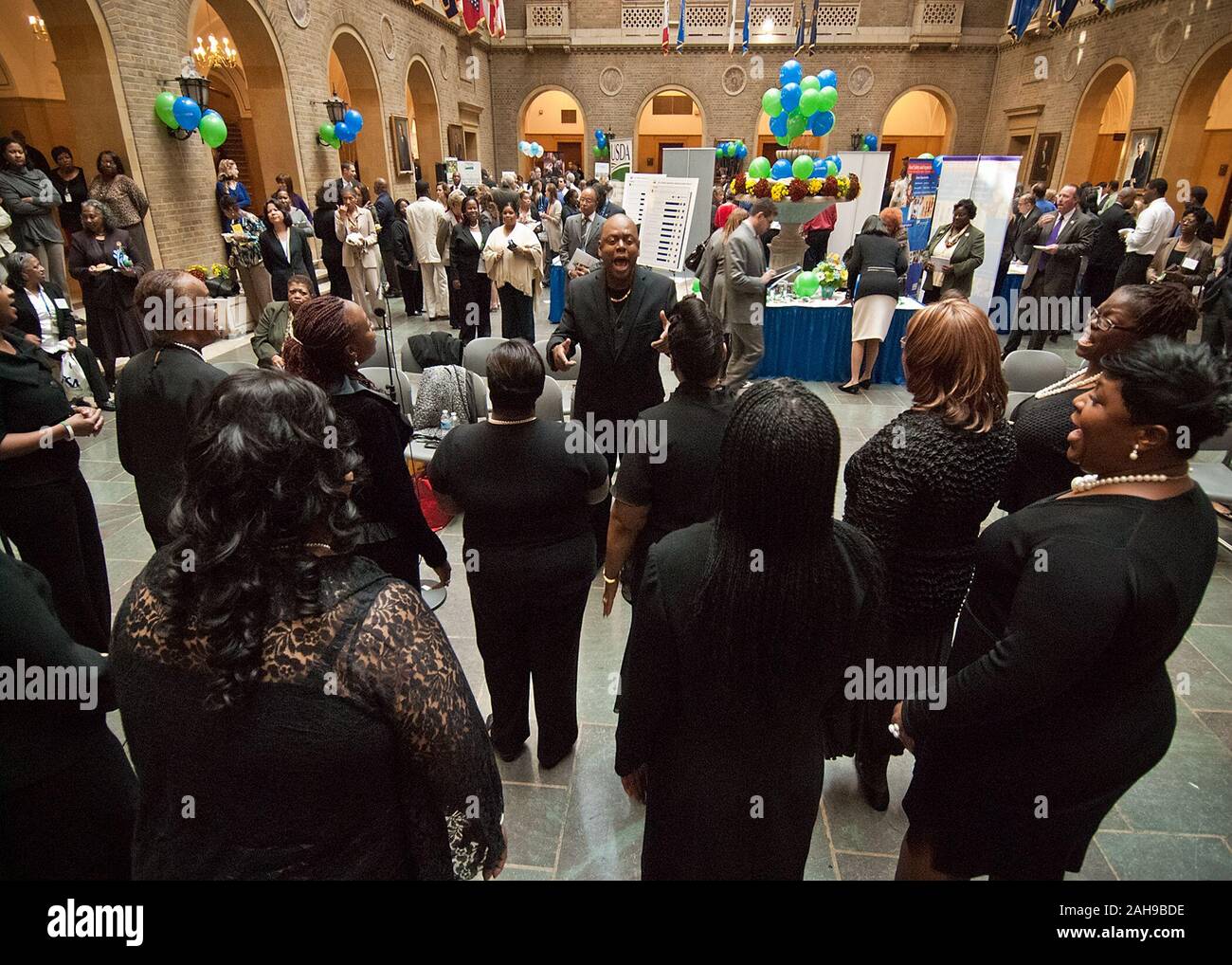 Arthur Bruce, Service de la commercialisation agricole conduit les Noirs dans le gouvernement (BIG) Choir au cours de la cérémonie de reconnaissance de la transformation culturelle sur le patio de l'Jamie Whitten Building à l'USDA à Washington, DC, le Mardi, Octobre 4, 2011. La transformation culturelle est le processus de création d'un milieu de travail où tous les employés et les clients sont traités avec dignité et respect, et a été l'occasion pour le succès. Reconnaissant l'importante contribution de tous ses employés à l'exploitation du ministère de l'Agriculture des États-Unis. L'objectif de transformation culturelle est de mettre tout le monde à l'USDA - Banque D'Images