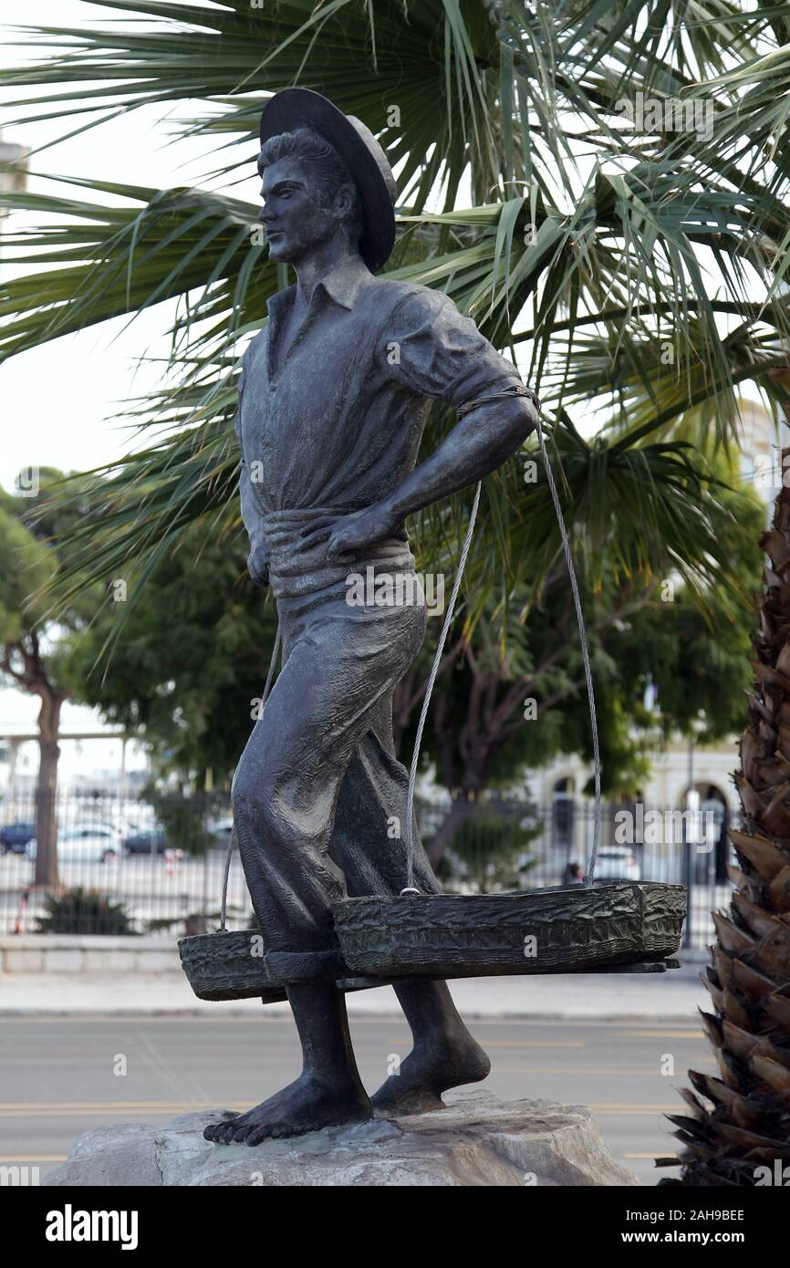 La sculpture ''Angliru'' le vendeur de poisson par l'artiste de Malaga Jaime Fernández Pimentel à la Plaza de la Marina malaga andalousie espagne Banque D'Images