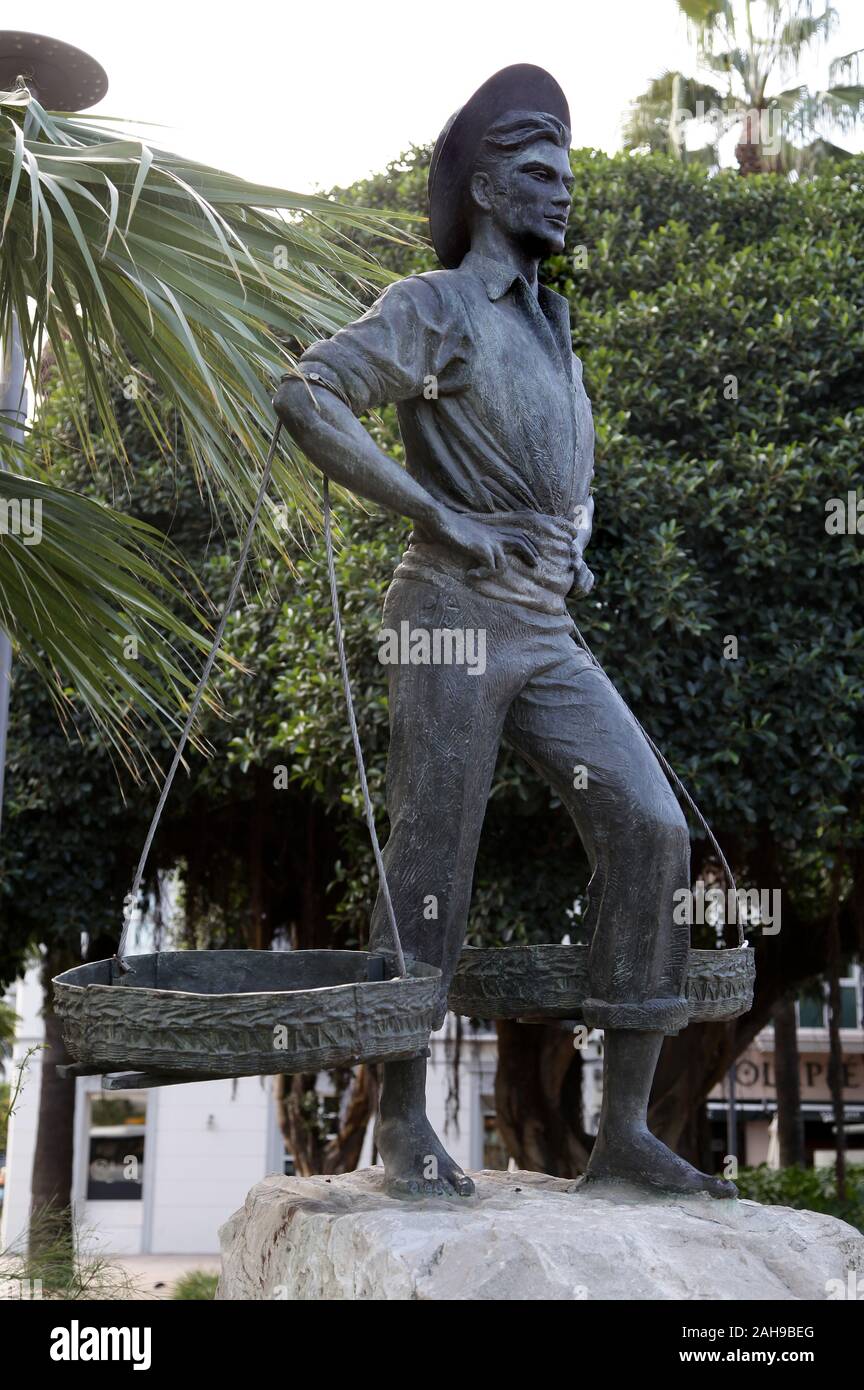 La sculpture ''Angliru'' le vendeur de poisson par l'artiste de Malaga Jaime Fernández Pimentel à la Plaza de la Marina malaga andalousie espagne Banque D'Images