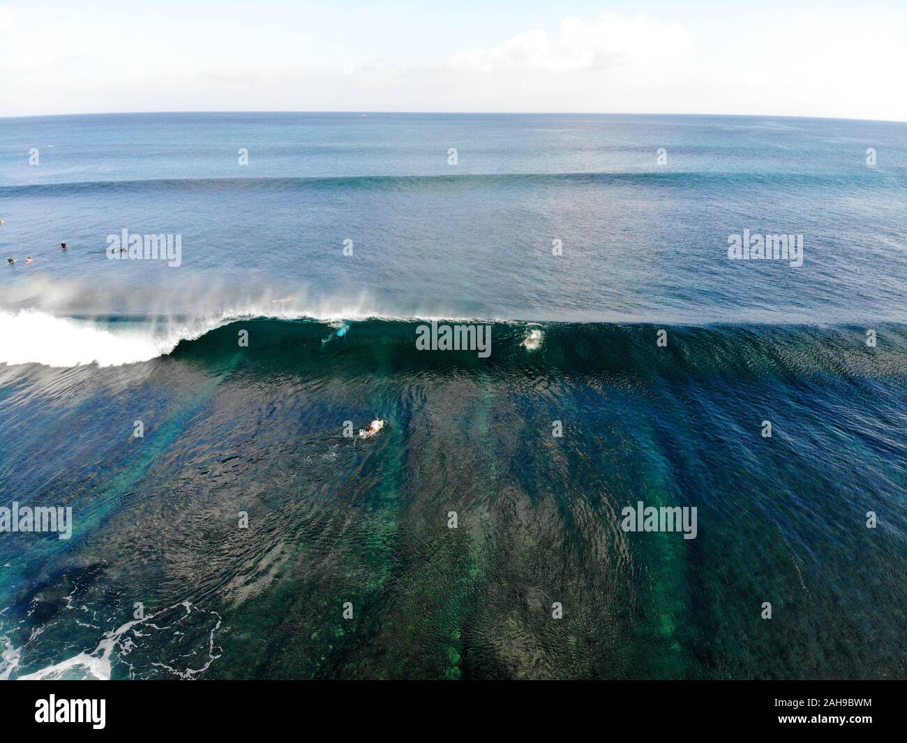 Vue aérienne de surfers de leur conseil d'attraper les vagues, de grosses vagues, l'océan bleu tropical, Bali, Indonésie Banque D'Images