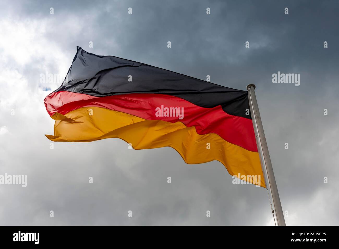 Allemagne drapeau dans le vent en face de nuages sombres, noir-rouge-or, Berlin, Allemagne Banque D'Images