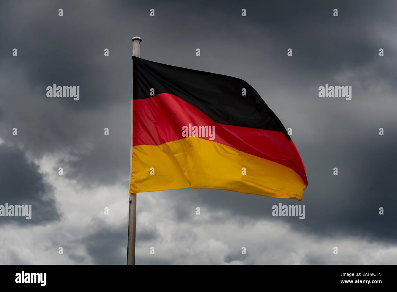 Allemagne drapeau dans le vent en face de nuages sombres, noir-rouge-or, Berlin, Allemagne Banque D'Images