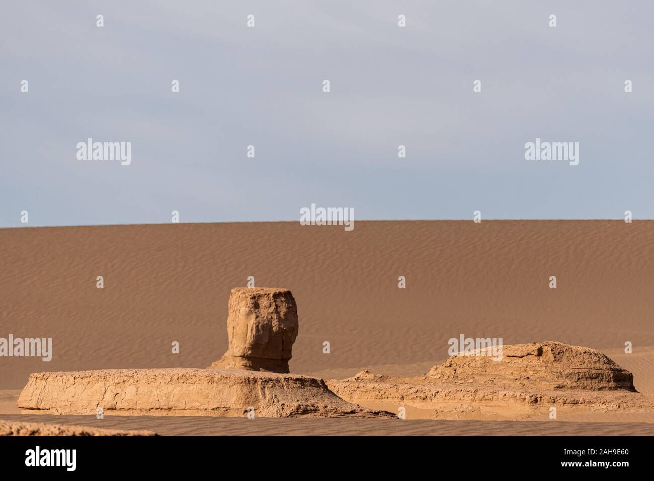 La formation de pierres dans le sable du désert lut Banque D'Images