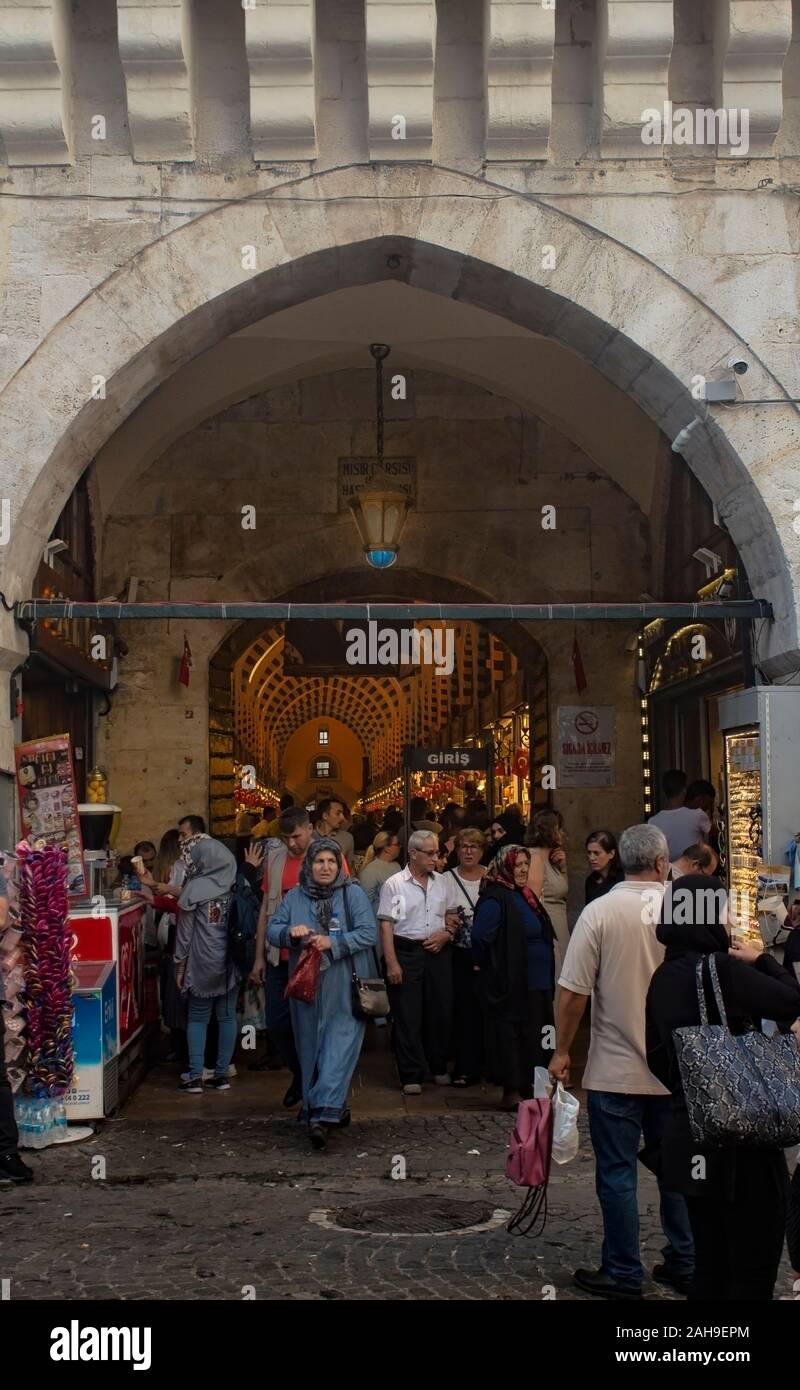 Les gens à l'entrée de l'historique marché aux épices. Banque D'Images