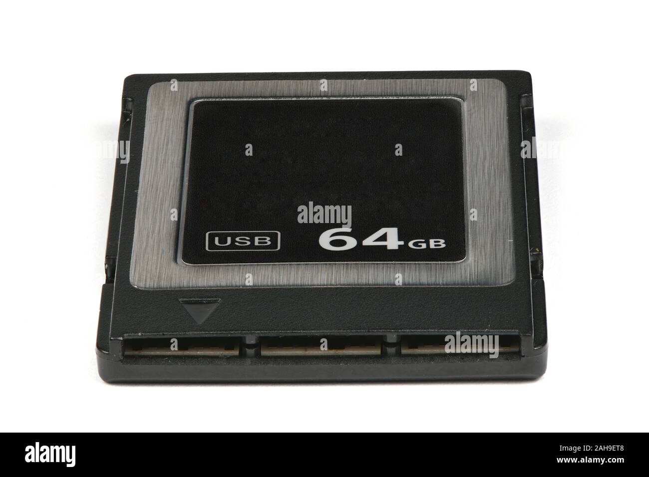 Carte mémoire professionnel moderne dispose de 64 Go de capacité de stockage, prêt à être utilisé. Isolé sur fond blanc. Photo haute résolution. Profondeur totale de Banque D'Images