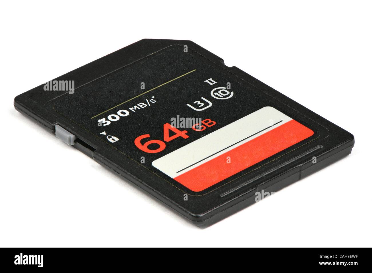 Carte mémoire professionnel moderne dispose de 64 Go de capacité de stockage, prêt à être utilisé. Isolé sur fond blanc. Photo haute résolution. Profondeur totale de Banque D'Images