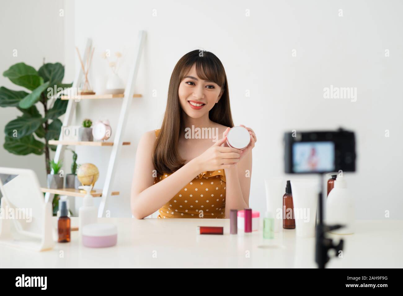 Asian beauty blogger l'enregistrement de vidéo à la maison Banque D'Images