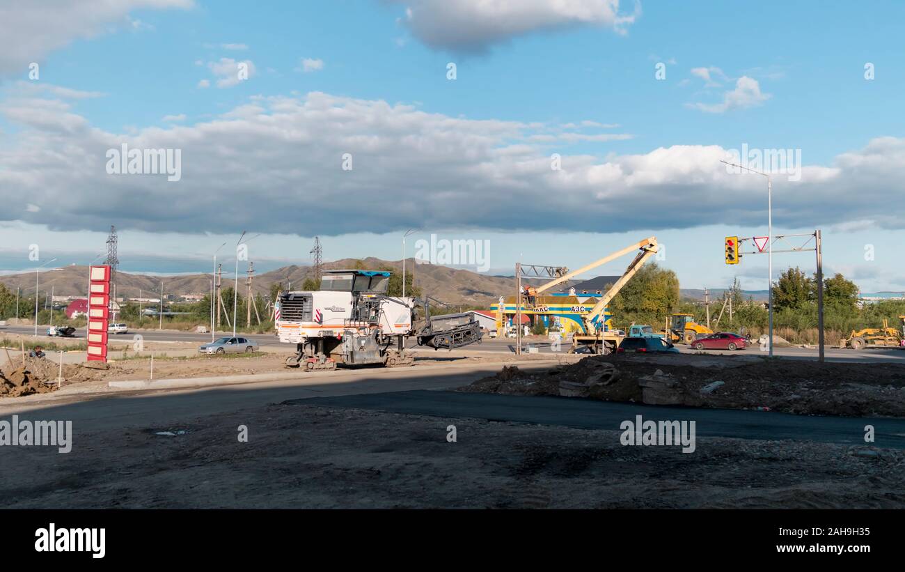 Le Kazakhstan, Ust-Kamenogorsk - 12 septembre, 2019. La construction de routes. Banque D'Images