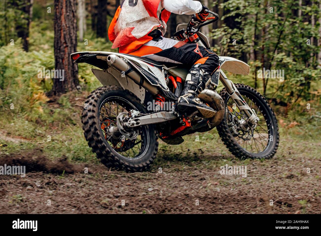 Dans l'enduro motocross rider trail race Banque D'Images