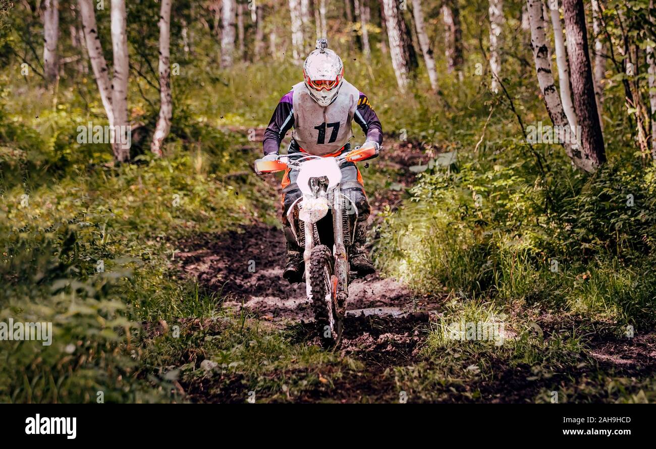 Pilote enduro motocross sur piste forestière boueux Banque D'Images
