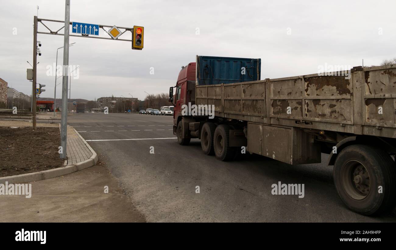 Gros camion sur la route. Camion remorque. Banque D'Images