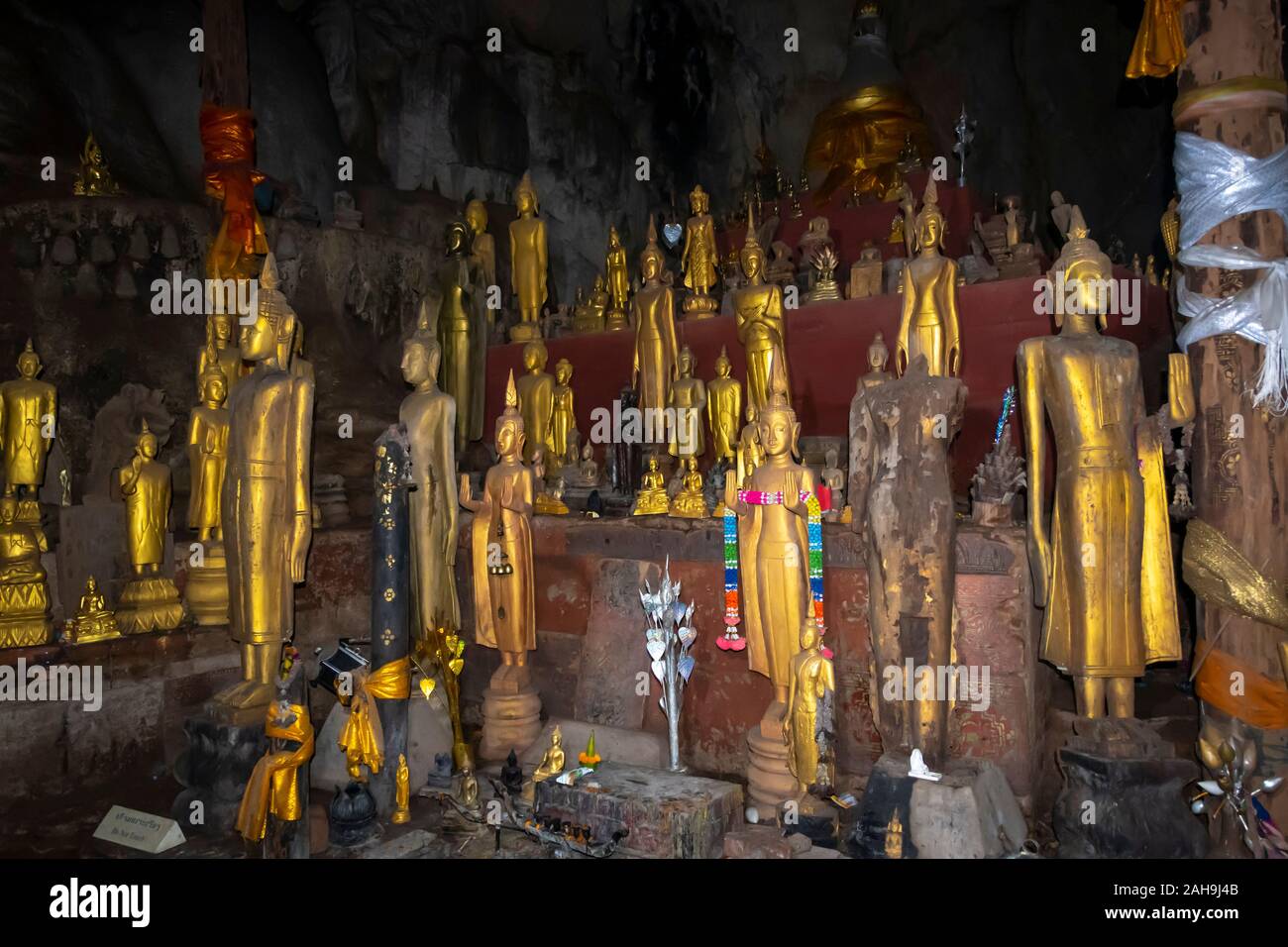 Statues de Bouddha en caverne à Pak Ou, au Laos Banque D'Images