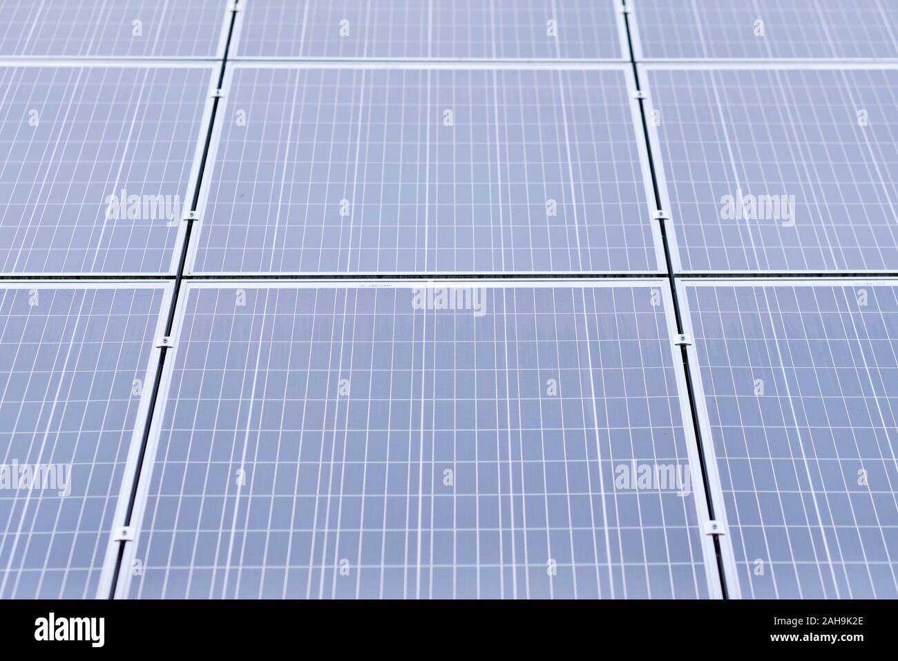Arrière-plan avec un gros plan de panneaux solaires installés sur un toit. Vu en Bavière, Allemagne en décembre Banque D'Images
