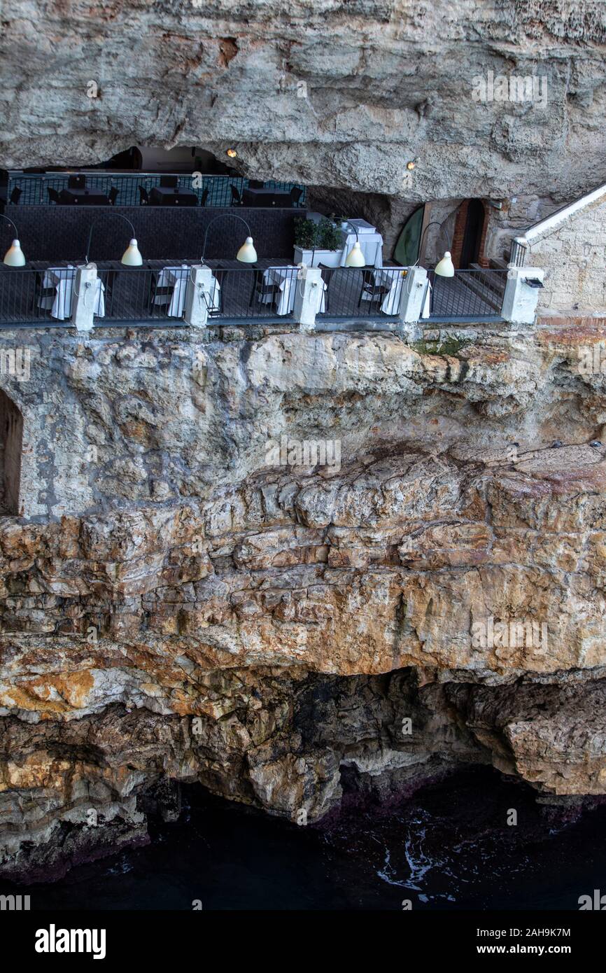Polignano a Mare, Italie - le 17 septembre 2019 : La célèbre Grotta Palazzese restaurant, situé dans une grotte dans les rochers, à Polignano a Mare, Pouilles, J Banque D'Images