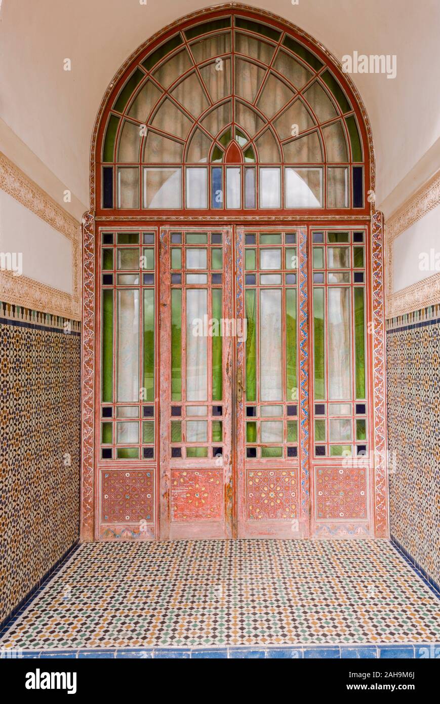 Porte d'entrée, carrelage de style marocain, méditerranéen, Marrakech, Maroc. Banque D'Images