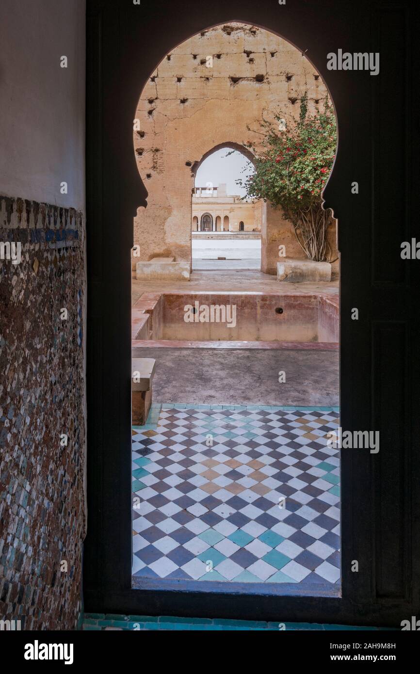 Porte dans Palais El Badi datant de la dynastie saadienne, 16e siècle, ruines, Marrakech, Maroc, Afrique du Nord. Banque D'Images