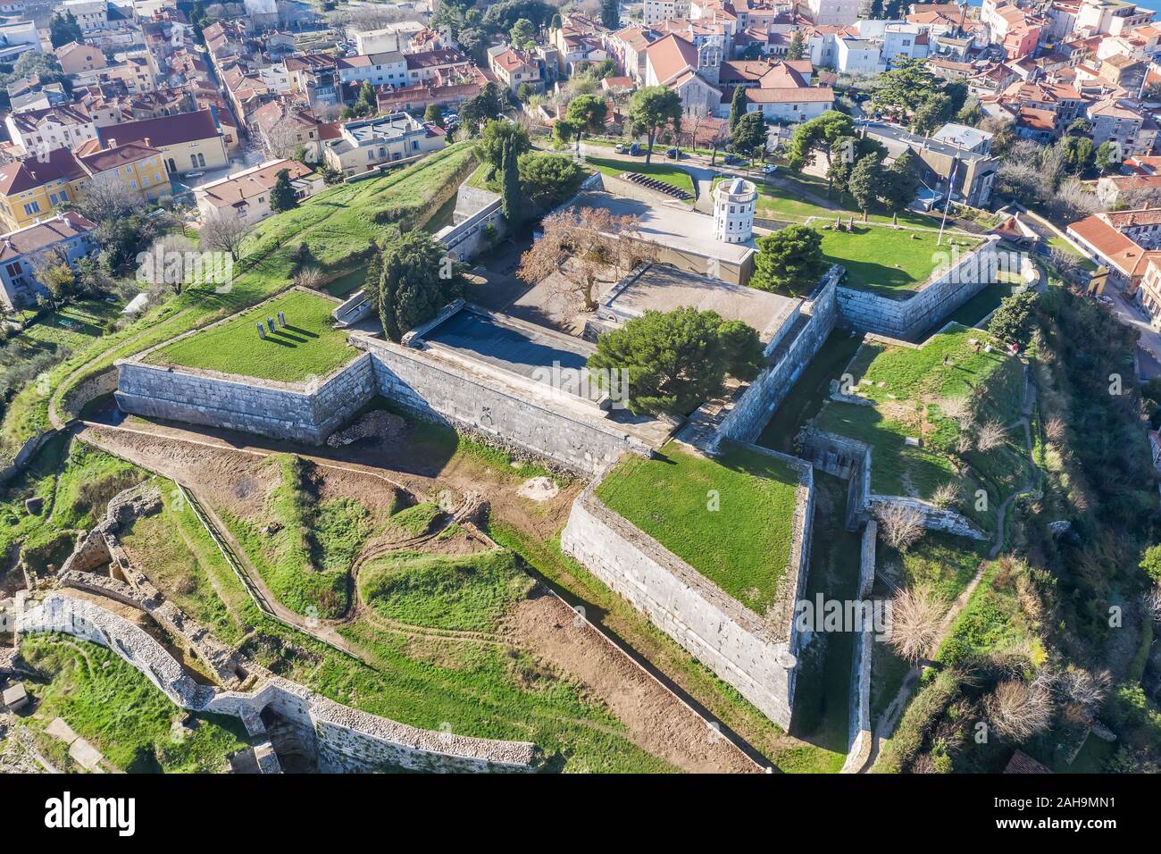 Une vue aérienne de l'ancienne forteresse vénitienne et Château de Pula, Istrie, Croatie, Banque D'Images