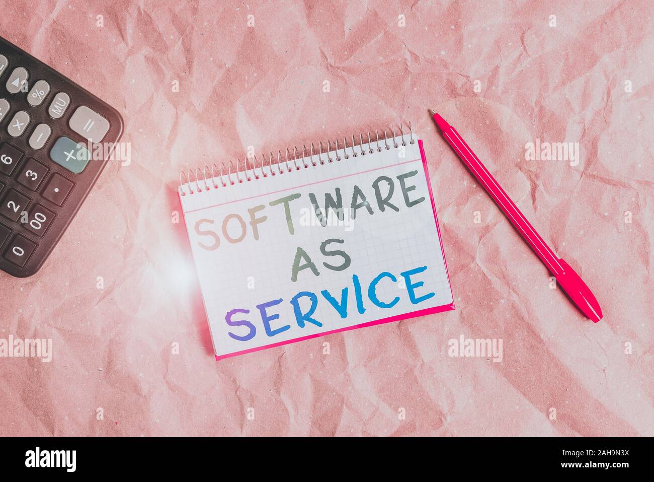 L'écriture de texte Word Logiciel en tant que service. Photo d'affaires mettant en vedette sur Deanalysisd sous licence sur abonnement et Papercraft centralisée du papier craft d Banque D'Images