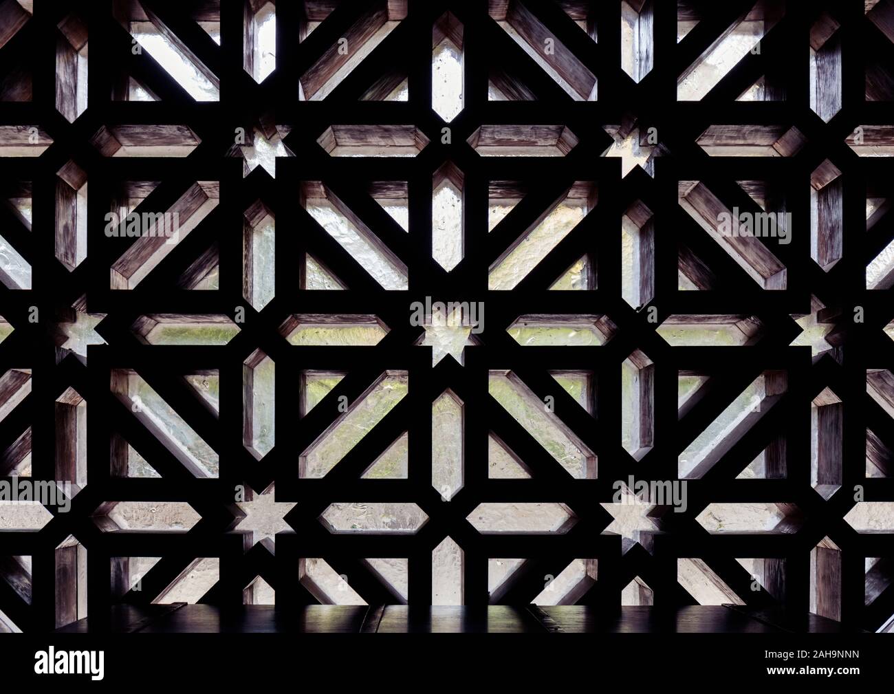 L'écran de la fenêtre en bois géométriques, ou treillis, dans la mosquée de Cordoue. Mauresque. Cordoba Cordoba, Province, Andalusia, Spain. Banque D'Images