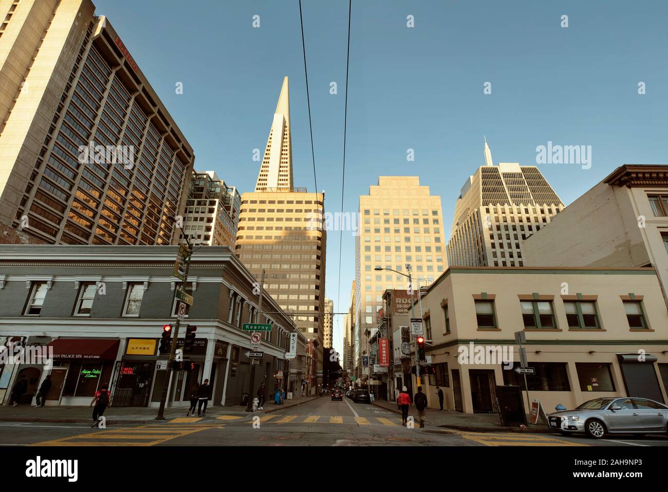 Scène de rue avec la rue Kearny Street et de l'argile dans le quartier chinois, San Francisco, CA, USA. Sep 2019 Banque D'Images