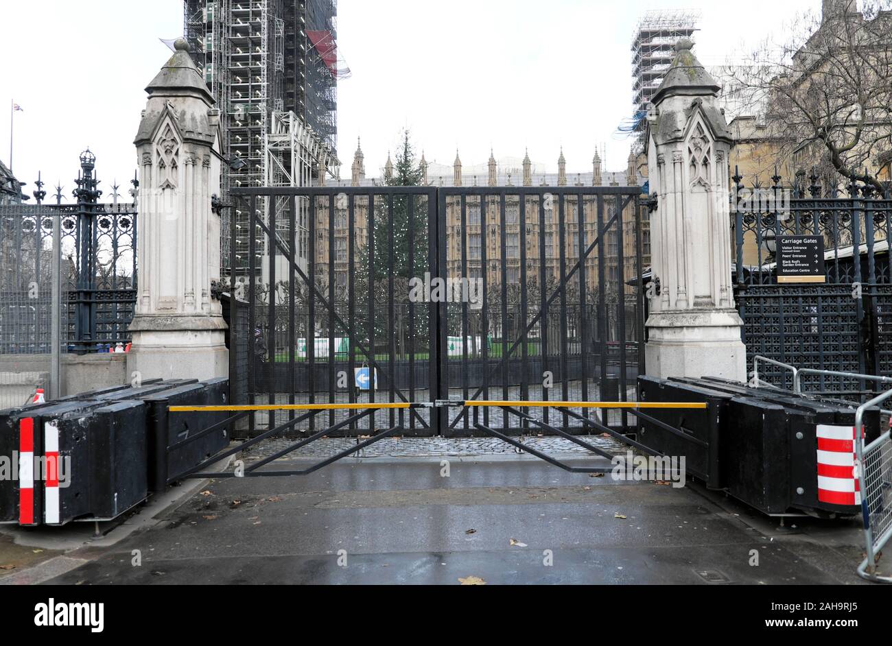 Fermé des portes de fer et les barrières anti-terroristes à l'extérieur de l'entrée des chambres du Parlement et Crhistmas tree Westminster London UK KATHY DEWITT Banque D'Images