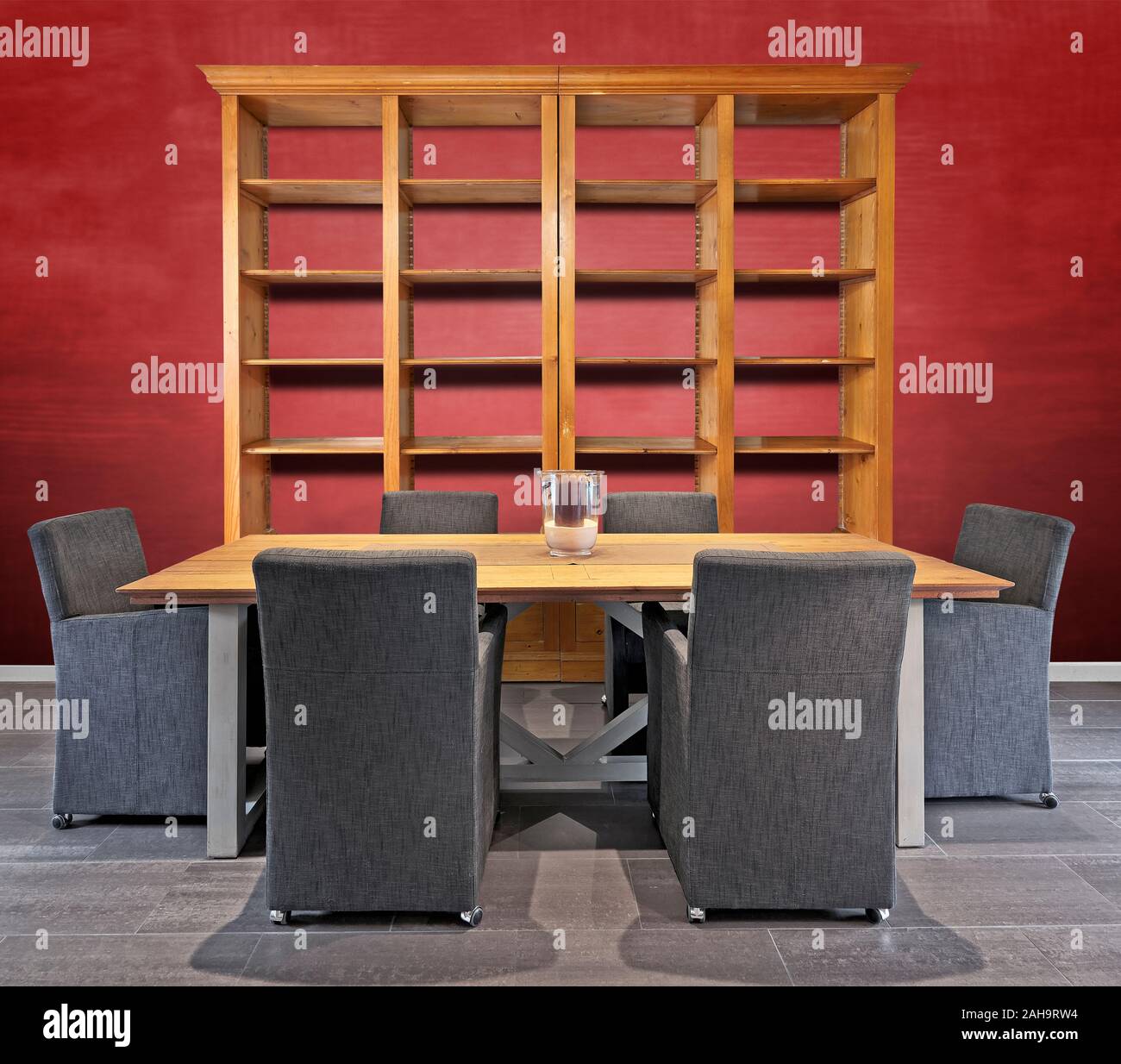 Bibliothèque en bois double vide de luxe et table à manger à l'intérieur moderne et classique Banque D'Images