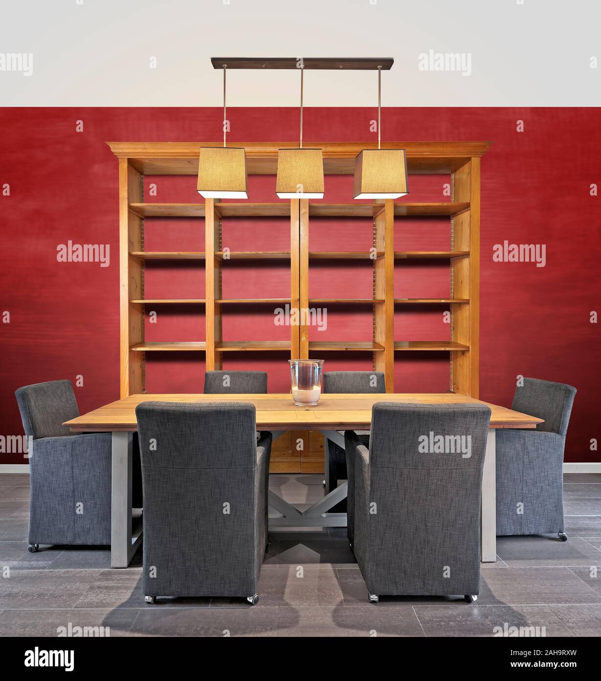 Bibliothèque en bois double vide de luxe et table à manger à l'intérieur moderne et classique Banque D'Images