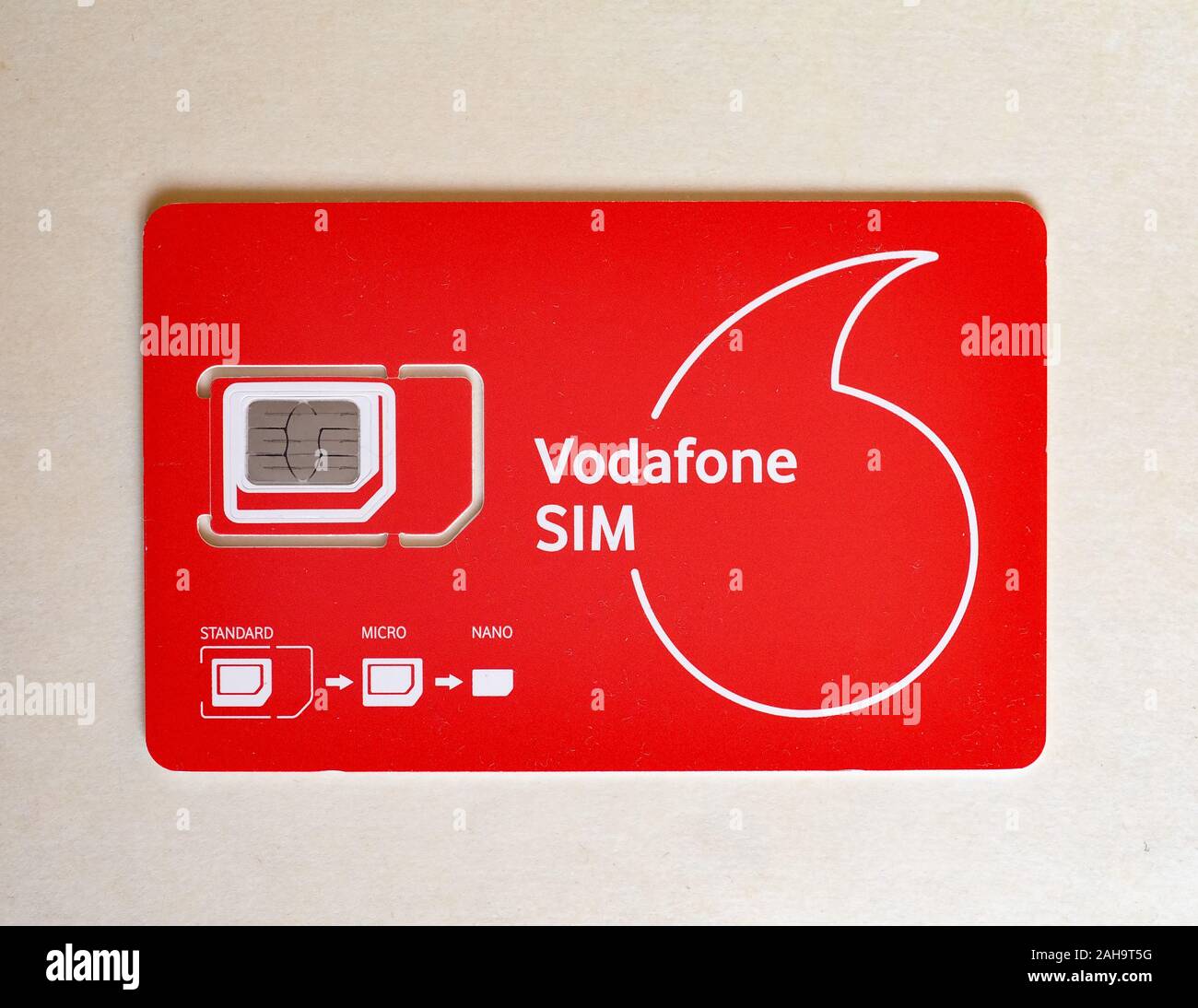 MILAN, ITALIE - CIRCA Octobre 2019 : Vodafone trio mini micro et nano sim pour téléphone mobile Banque D'Images
