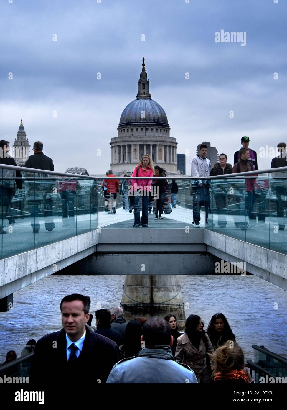Les personnes occupées dans la rue. Millenium bridge, London, UK Banque D'Images