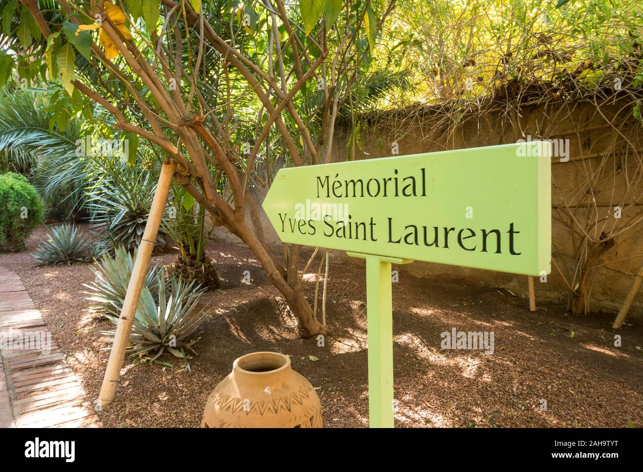 Inscrivez-vous à la direction Yves Saint Laurent memorial en jardin Majorelle, Majorelle. Marrakech, Gueliz, Maroc Banque D'Images
