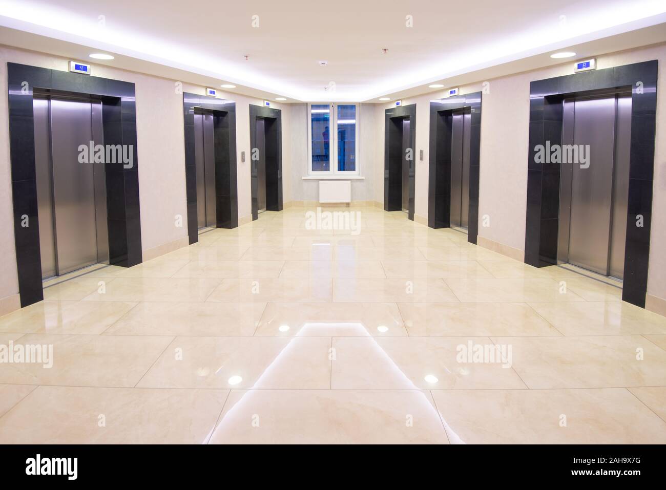 L'ascenseur du hall moderne et propre appartement d'immeuble. En marbre, pas de personnes. Banque D'Images