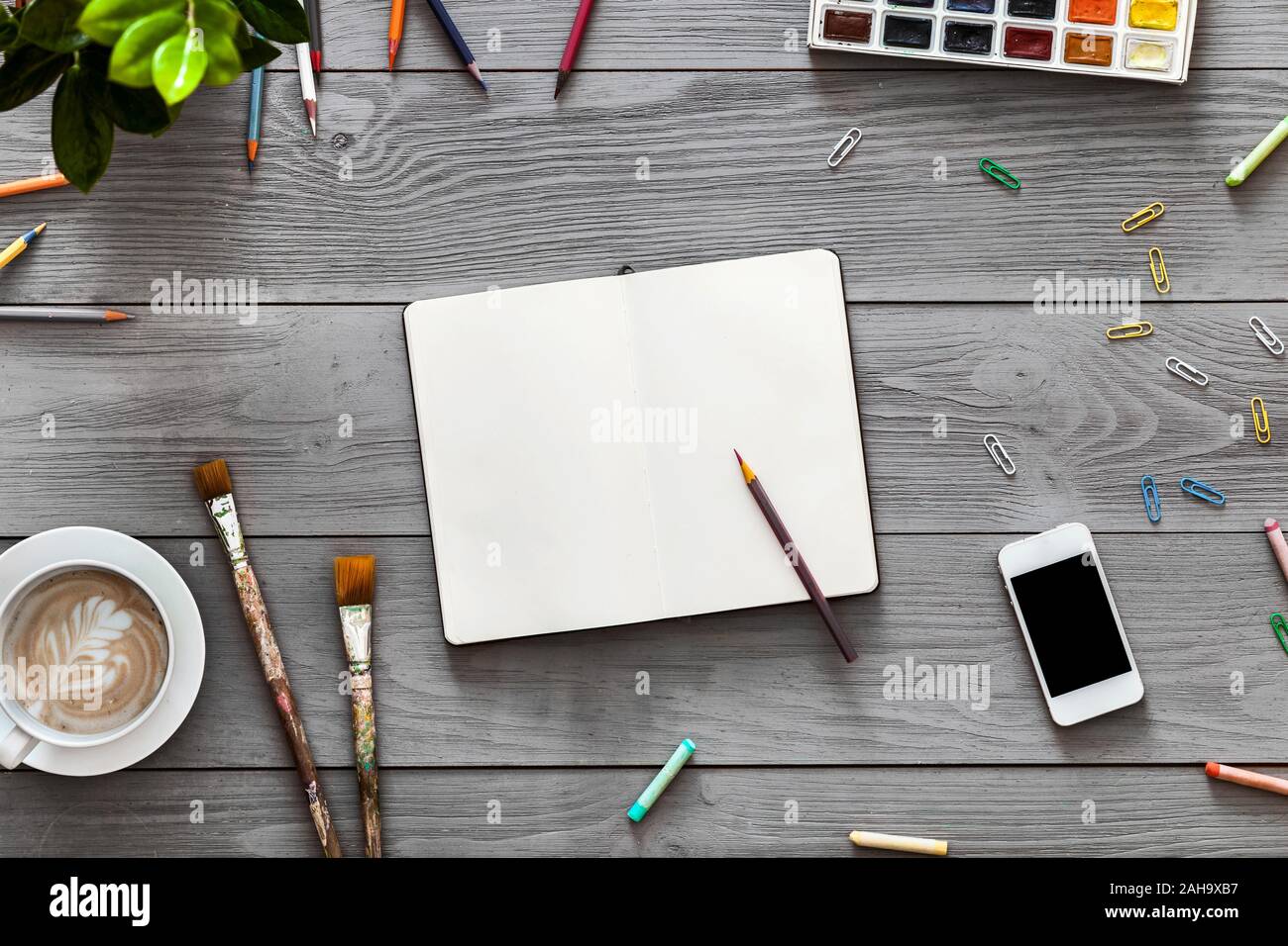 L'art créatif avec table pour ordinateur portable blanc fournitures pour peintures crayon croquis de travail Banque D'Images