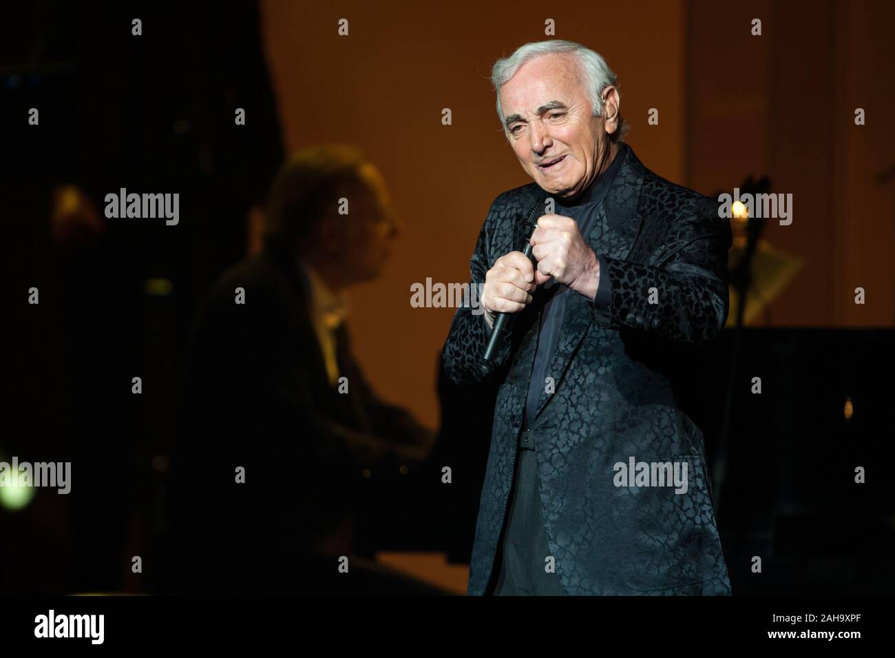Parme, Italie 10/30/2009 : Charles Aznavour en concert au Théâtre Regio de Parme Banque D'Images
