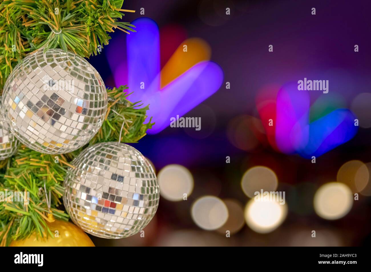 Bille de verre ornements sur un arbre de Noël et des lumières floues. Banque D'Images