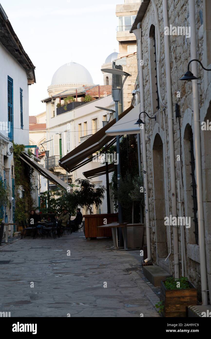 Les marquises sur une voie dans la vieille ville de Limassol à Chypre. L'ensemble des coupoles d'une église peut être vu dans la distance. Banque D'Images