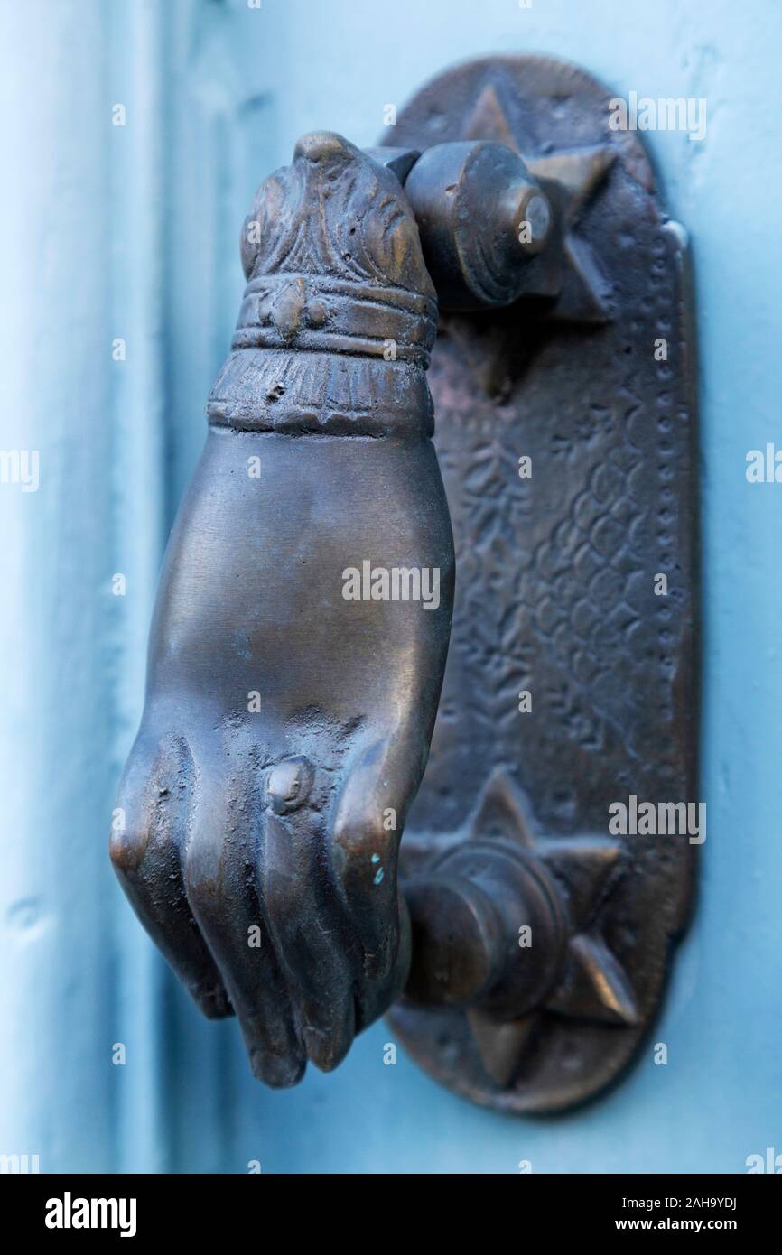 Main de Fatima sur une porte dans la vieille ville de Limassol à Chypre. Plusieurs des heurtoirs de porte dans la ville sont façonnées pour décrire une main. Banque D'Images